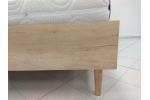 posteľ VIKI s čaluneným čelom-detail nožička